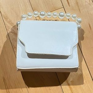 White purse with faux pearl wrist